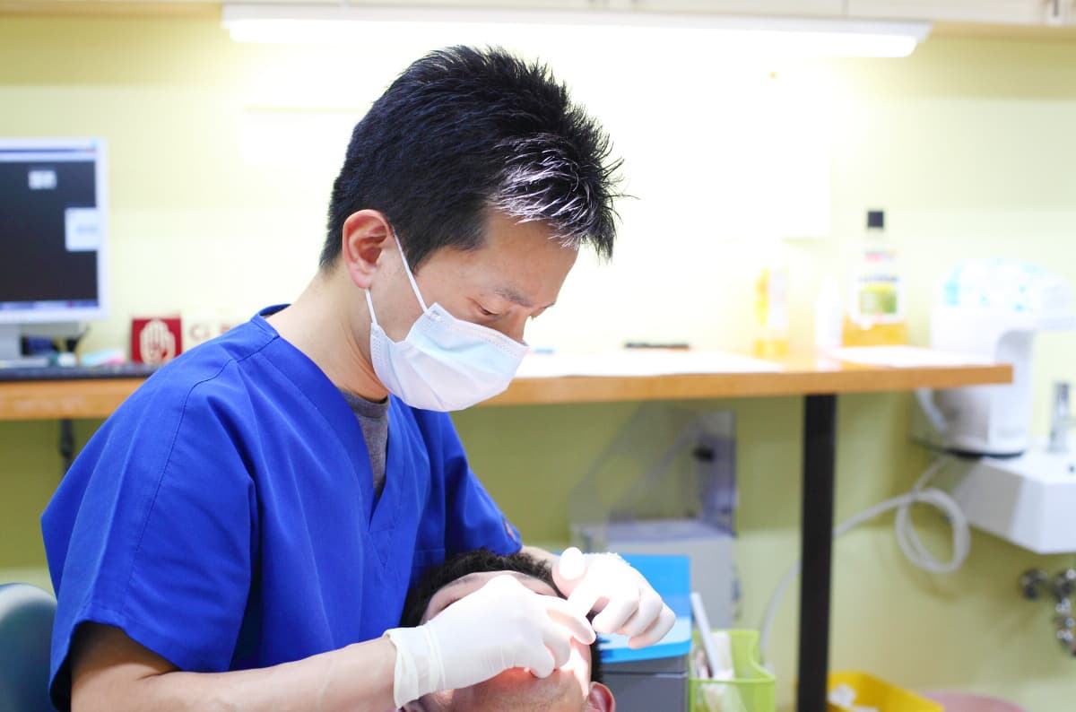 入れ歯治療風景の画像